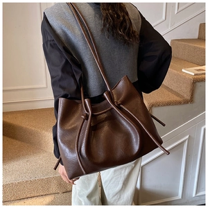 Detail der dunkelbraunen Leder-Tote-Bag mit minimalistischem Knoten am Schultergurt
