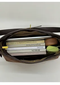 Vista interna della borsa tote in pelle scamosciata marrone con capienza per tablet e altro