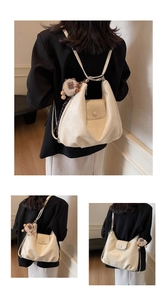 Dettaglio della borsa tote in pelle PU crema con ciondolo a forma di orsetto e chiusura magnetica