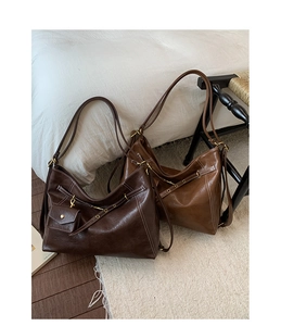 Dettaglio delle borse tote vintage in ecopelle testa di moro e caffè con bustine coordinate