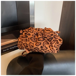 Dettaglio della borsa clutch a nuvola leopardata con morbida texture e design a pieghe