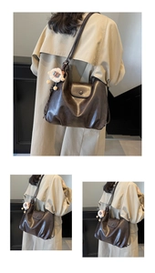 Dettaglio della borsa tote vintage in pelle PU marrone scuro con ciondolo a forma di leone