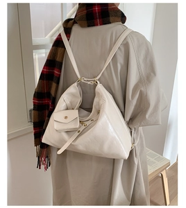 Dettaglio zaino tote beige lucido con spallacci e un piccolo borsellino quadrato coordinato