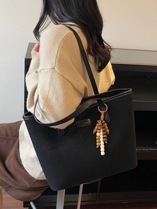 Sac fourre-tout noir minimaliste avec charms bohèmes et bandoulière spacieuse élégante
