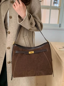 Borsa tote in camoscio marrone con finiture in pelle e fibbia dorata moda autunnale