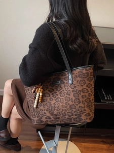 Sac fourre-tout en toile imprimé léopard avec pendentif en bois pour femme vue de profil