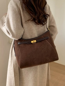 Borsa tote vintage in pelle scamosciata marrone con fibbia dorata indossata da modella