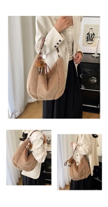 Détails du sac à bandoulière en peluche marron avec lanières en cuir et pendentif ours