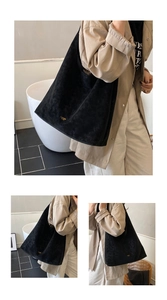 Détail d'un grand sac cabas noir en daim au design minimaliste pour le quotidien