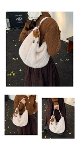 Détail du sac à épaule en fausse fourrure avec breloque peluche et sangle ajustable