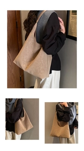 Détail du grand sac cabas en cuir beige avec texture mate vintage et marquage doré chic