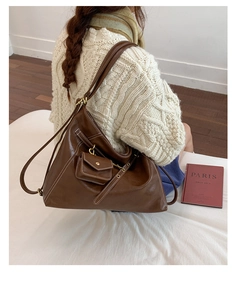Dettaglio della borsa tote marrone vintage con mini astuccio mostrata sulla spalla
