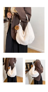 Détail du sac hobo en fausse fourrure blanche avec texture douce et pendentif peluche