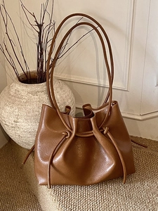 Braune Leder-Beuteltasche mit Kordelzug und schmalen Schultergurten für Damen in Freizeit