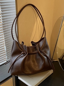 Retro-Shopper aus weichem Kunstleder in Dunkelbraun mit Kordelzug und viel Stauraum