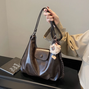 Borsa Tote da Donna in Pelle PU Vintage di Grande Capacità Borsa a Spalla Pendolare alla Moda Borsa Hobo con Ciondolo in Peluche