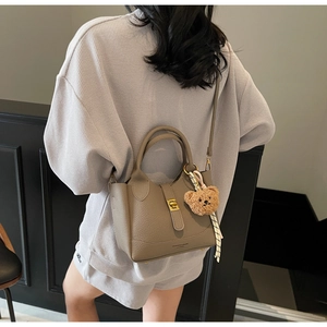 Détail du sac seau kaki grainé avec charme de nounours et décoration de foulard en soie