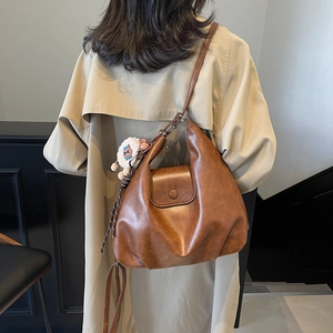 Borsa hobo marrone caramello in morbida pelle con ciondolo a pecora e tracolla regolabile