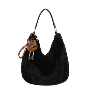 Sac hobo noir en fausse fourrure avec pendentif peluche et bandoulière en cuir