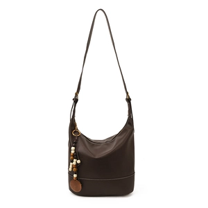 Dunkelbraune Hobo-Tasche mit weißen Kontrastnähten und dekorativem Perlenanhänger