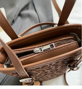 Vue de dessus du sac seau léopard montrant la fermeture éclair fluide et l'intérieur spacieux