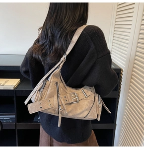 Détails du sac bandoulière rétro kaki avec poches zippées et sangles réglables