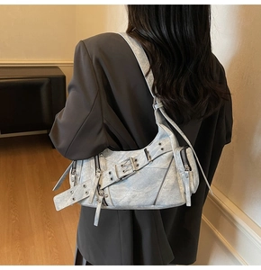 Vue détaillée arrière d'un sac baguette vintage Y2K gris avec rivets et zips métal