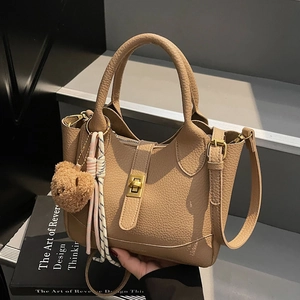 Sac Seau en Cuir PU Motif Litchi Pour Femmes Sac Cabas Minimaliste Avec Pendentif Ours Foulard Sac Bandoulière Épaule