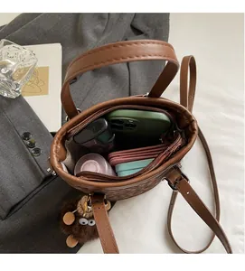 Vue de dessus du sac seau léopard montrant l'espace pour téléphone et maquillage