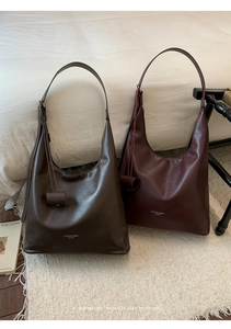 Detailansicht der Vintage-Hobo-Taschen aus Leder in Dunkelbraun und Burgunderrot