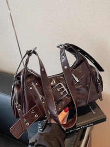 Sac baguette en cuir verni marron foncé avec rivets argentés et boucles style biker