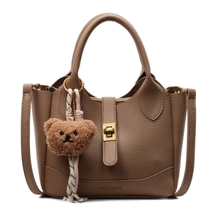 Sac seau en cuir grainé marron avec fermoir doré et pendentif ours de style tendance