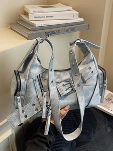 Sac baguette chic en denim bleu clair avec boucles argentées et clous de style punk