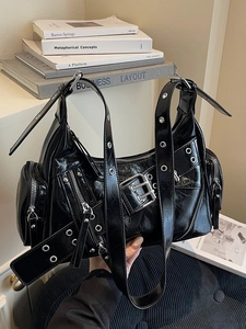 Sac à bandoulière noir brillant de style punk Y2K avec fermetures éclair et boucles en métal
