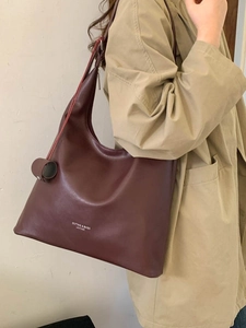 Damen Vintage Tragetasche aus burgunderrotem Kunstleder mit breitem Gurt und Textur-Finish