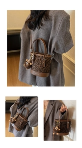 Détail du sac seau à imprimé léopard avec garniture cuir et charm en peluche