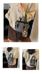 Détail du sac seau gris avec lanières en cuir noir et porte-clé monstre en peluche