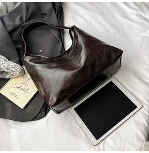 Vue de dessus d'un grand sac cabas vintage en cuir marron foncé avec grande capacité