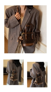 Détail du sac seau à imprimé léopard avec finitions en cuir et pendentif singe en peluche
