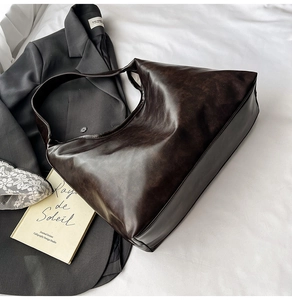 Détail du sac cabas vintage marron foncé en similicuir souple avec texture mate