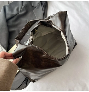 Vue de dessus du grand sac cabas en cuir souple marron avec doublure grise à chevrons et intérieur