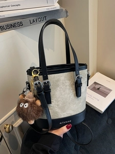 Sac seau en toile beige avec bordure en cuir noir et charmant pendentif peluche