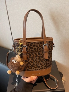 Sac seau chic à imprimé léopard avec poignées en cuir marron et bijou de sac peluche