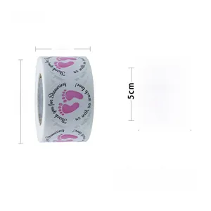 Détail du rouleau d'autocollants de baptême avec dimensions et motif d'empreinte rose