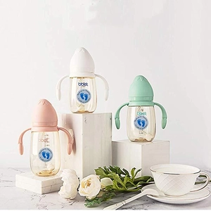 Détail de trois biberons bbet avec poignées et étiquettes d'empreintes de bébé