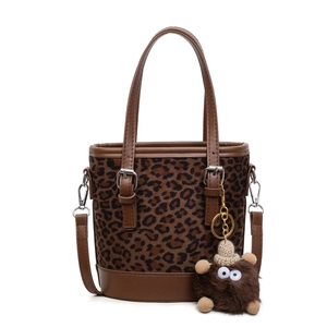 Bucket bag met luipaardprint, bruin lederen bies en een schattige pluche hanger