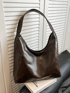 Grand sac hobo en cuir marron foncé pour le travail avec une finition polie