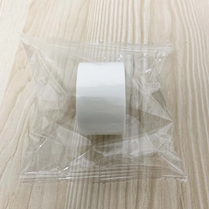 Rolle weißes Klebeband für Bastelarbeiten und Versiegelung in klarer Schutzfolie