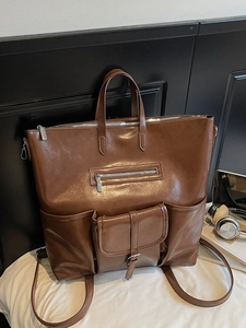 Grand sac à main marron en cuir PU avec plusieurs poches extérieures et fini lisse