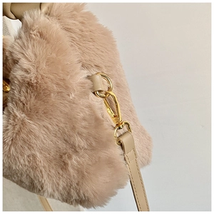 Détail du sac bandoulière en peluche beige avec crochets dorés et fine bandoulière
